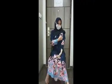 Ukhti Hijab Hitam Cantik Pasrah Kasur Pintu